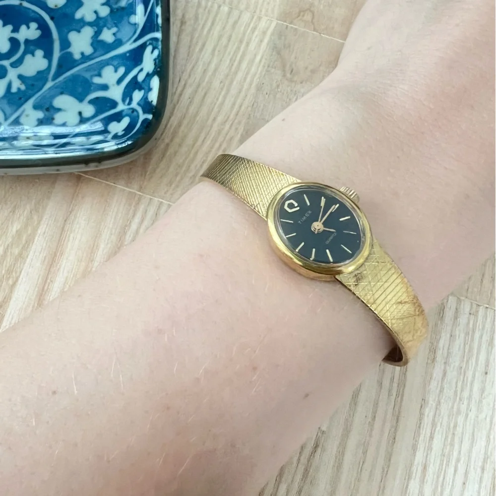 Vintage Timex T cell ladies oval black dial bracelet watch NEW BATTERY